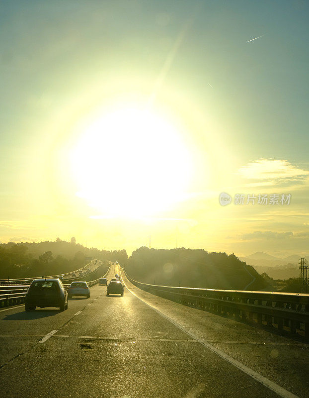 高速公路上阳光灿烂