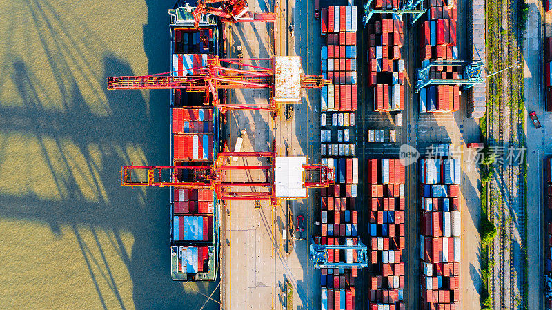 上海有货船和集装箱的深水港的俯视图。
