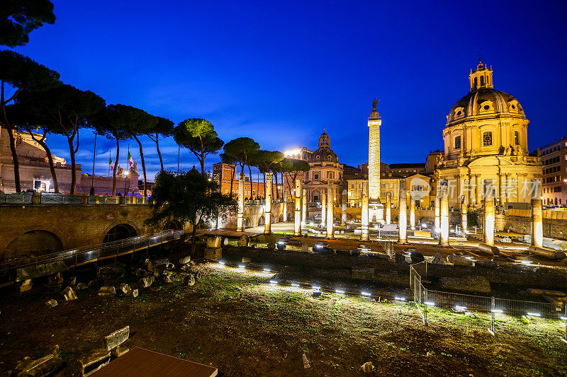 在历史悠久的罗马中心，图拉真广场笼罩在令人联想的暮色中