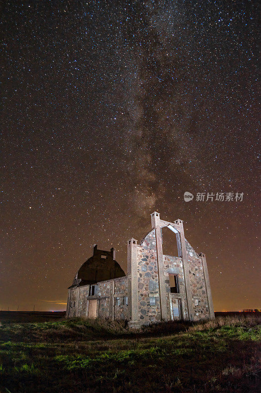 明尼苏达州乡村的废弃谷仓和银河