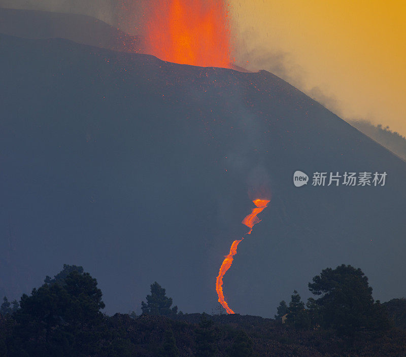 康伯利维亚火山爆发。火山锥和火山炸弹向黎明山移动，大量的气体和岩石形成垂直的双柱。