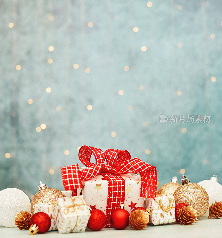 圣诞背景与礼物和红色和金色圣诞装饰