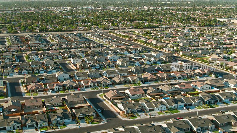 贝克斯菲尔德住宅区街道鸟瞰图，加州