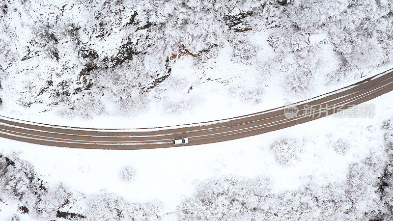 汽车在冬天的乡村道路上行驶