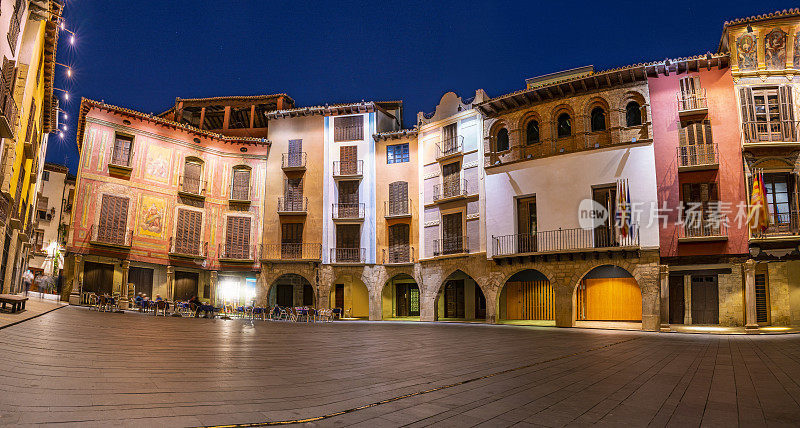 格拉乌斯村广场市长广场在日落在韦斯卡的西班牙阿拉贡在Ribagorza
