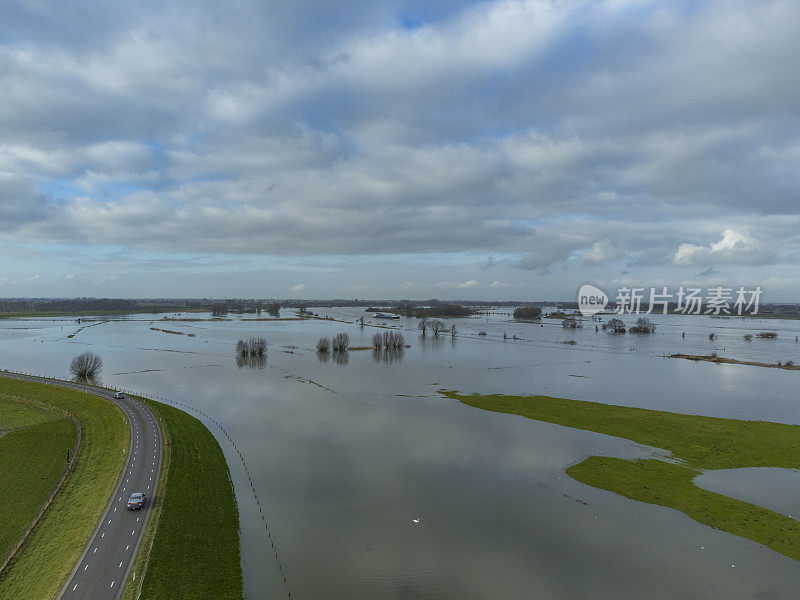 大雨过后，荷兰Overijssel的IJssel河水泛滥