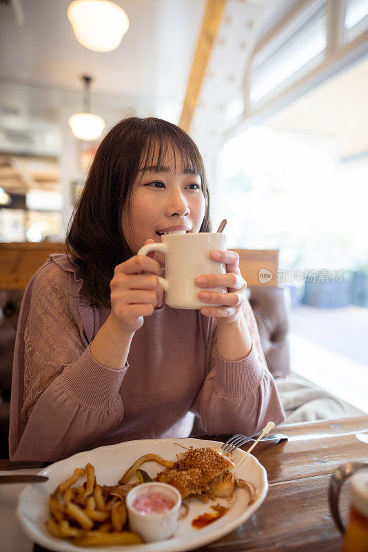 女人在餐馆吃午饭喝咖啡