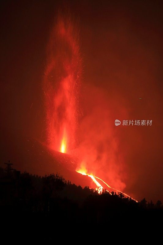 康伯维哈火山爆发。火山锥和火山弹飞向黎明山。