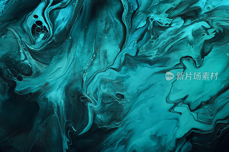 流体艺术。蓝绿色和蓝色抽象波浪与黑色背景上的金色颗粒。大理石效果的背景或纹理