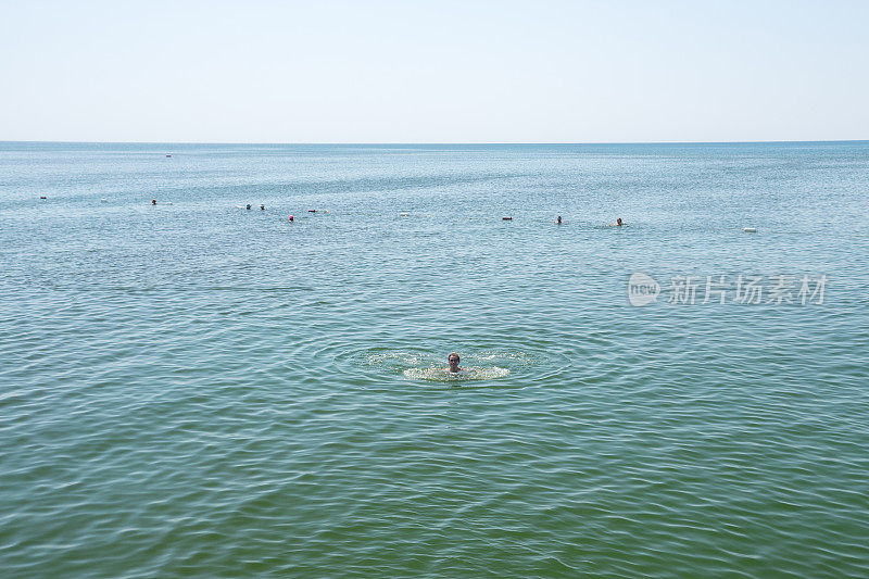 女人在海里游泳。