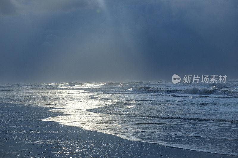 瓦登海区特塞尔岛海滩上的海浪