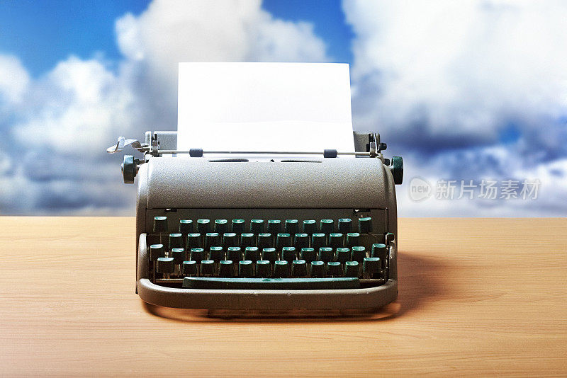 20世纪中叶的古董打字机，映衬着天空中的浮云，代表着作者的灵感