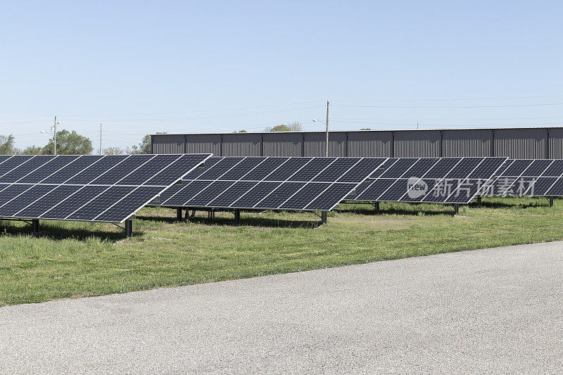 太阳能电池板和太阳能发电厂。许多公司正在把闲置的土地改造成太阳能发电厂，以减少对地球环境的影响。