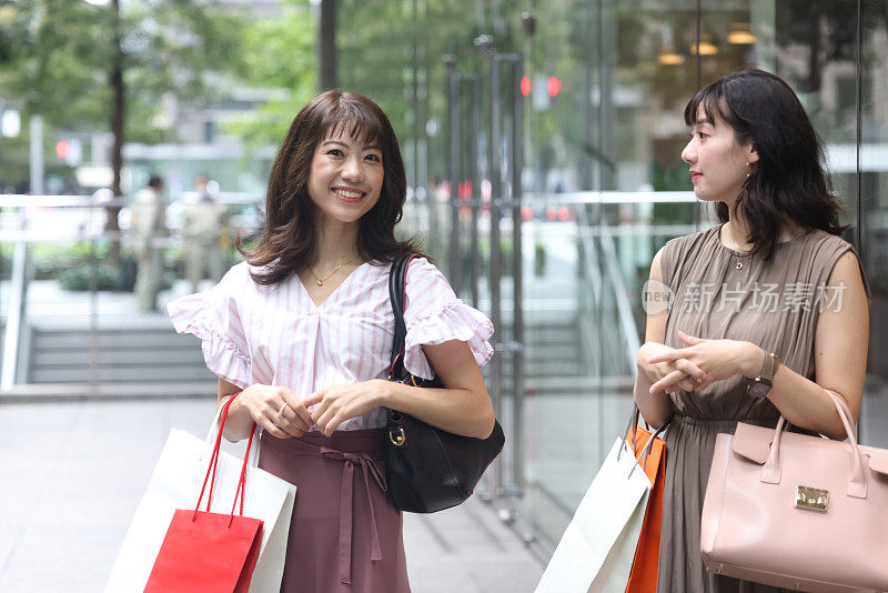 漂亮的年轻女人喜欢购物