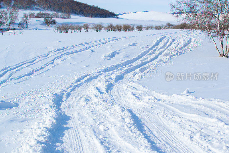 雪地上的汽车痕迹