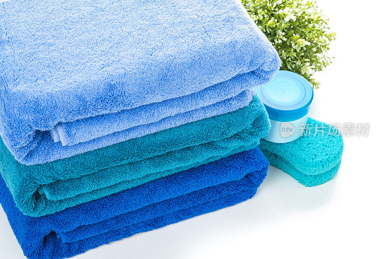 清洁蓝色毛巾，沐浴海绵和肥皂在白色。高角度视图