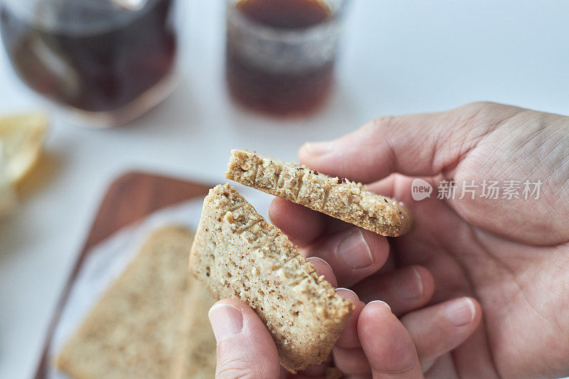 喝咖啡休息时吃全麦饼干