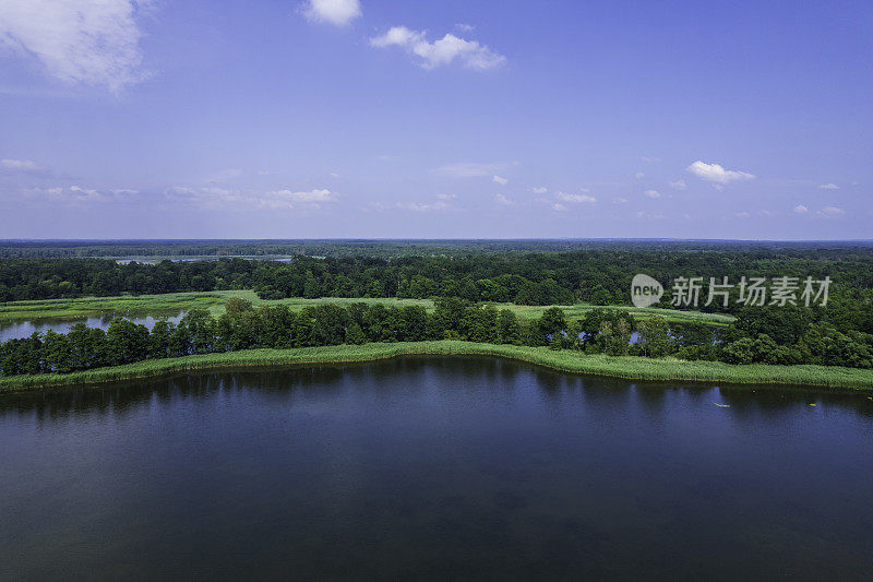 有美丽湖泊的风景(空中)