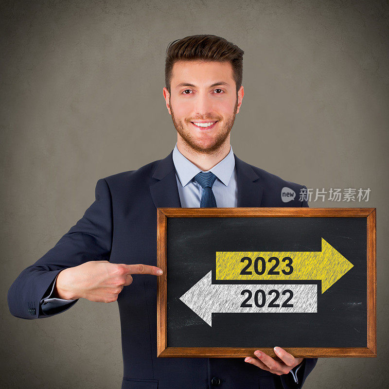 黑板背景上的旧年或2023年新年