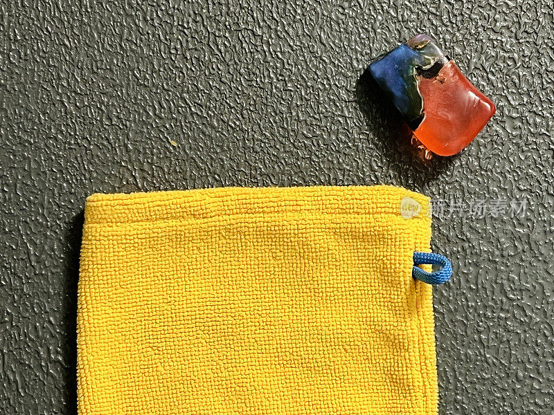 黄色的毛巾和彩色的肥皂
