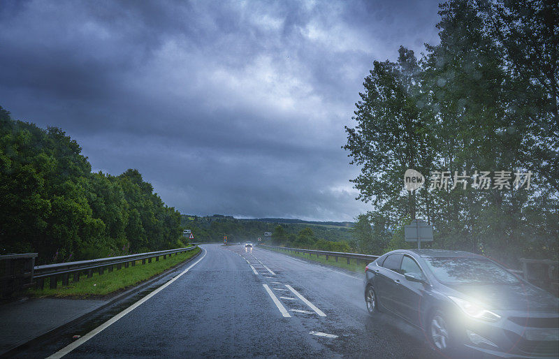 英国雨天在多雾的路上开车