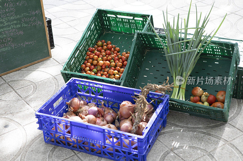 户外农贸市场上的西红柿和洋葱