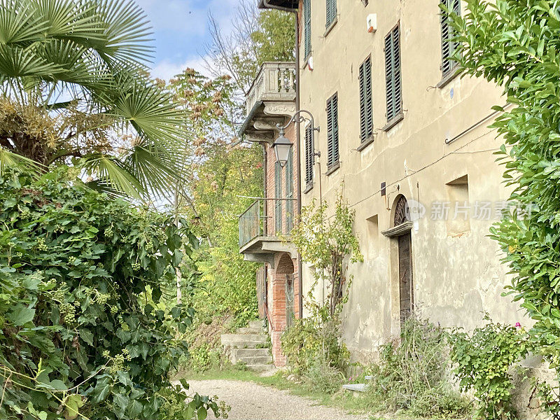 意大利-皮埃蒙特大区-阿尔巴村-老城区的小街道