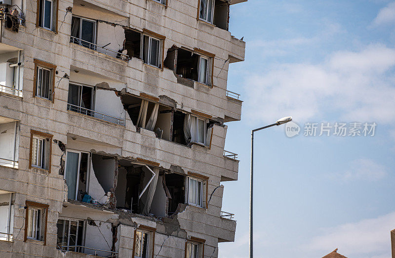 土耳其哈塔伊，地震后倒塌的建筑物残骸