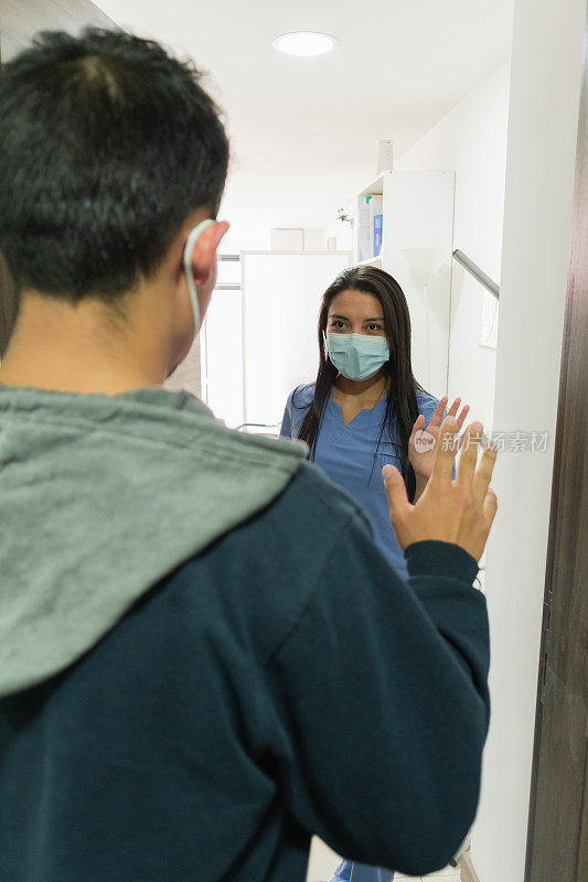 护士和病人互相挥手的垂直镜头。
