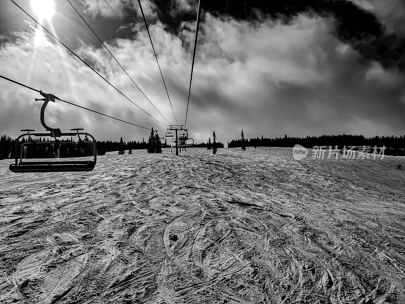 滑雪缆车观景线向上看。科罗拉多州阿斯彭的雪场。