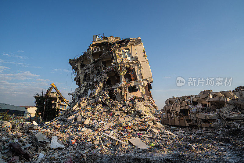 地震后倒塌的建筑物残骸