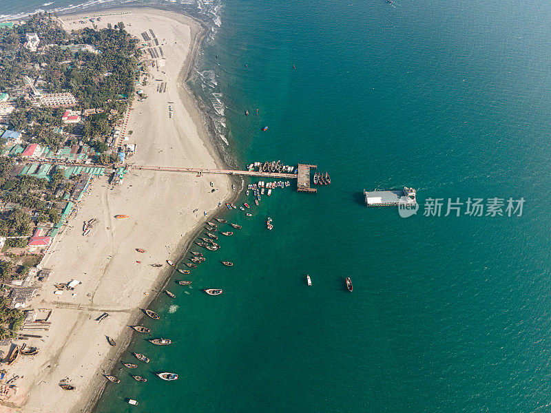 无人机俯瞰孟加拉国圣马丁岛的渔船和码头。孟加拉国旅游景点