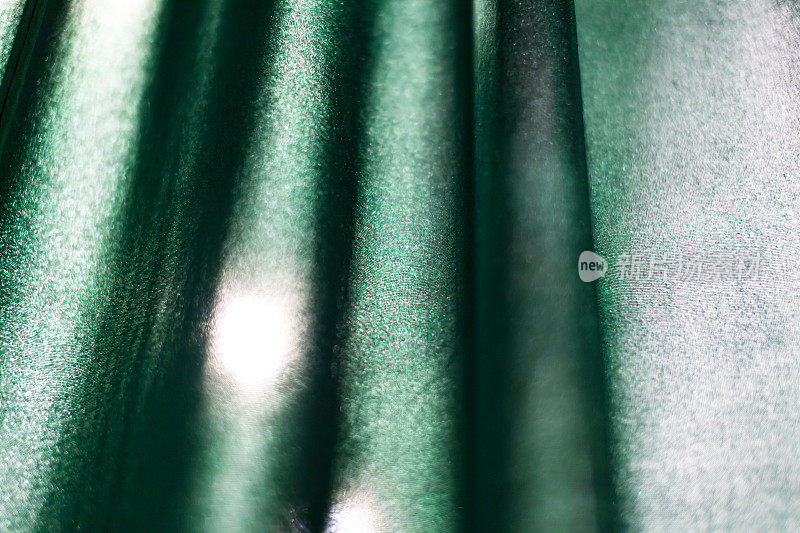 深绿色半透明窗帘