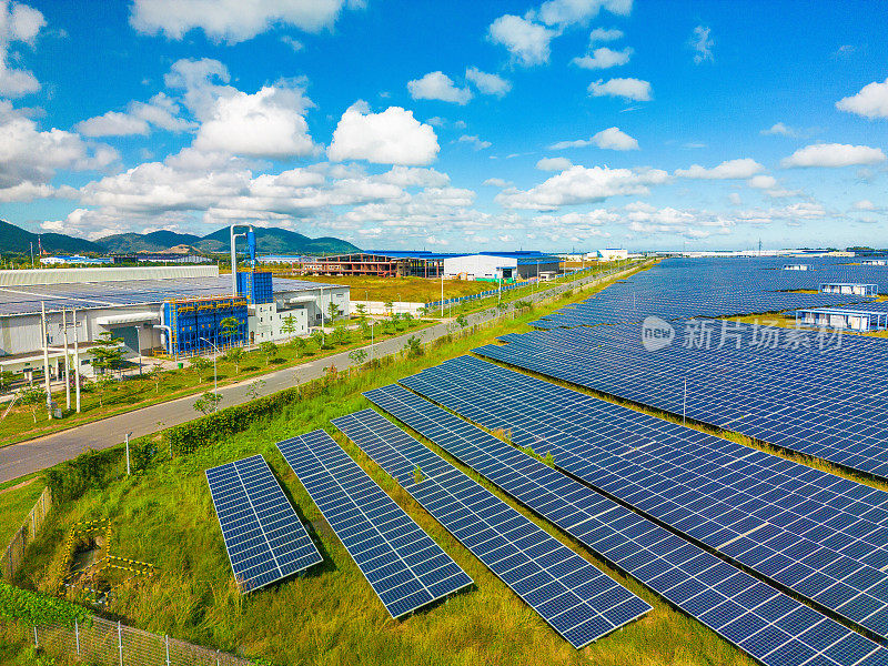 大型可持续发电厂鸟瞰图，多排太阳能光伏板，在蓝天乡村生产清洁生态电能