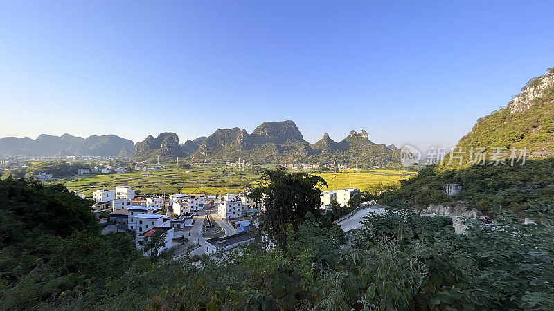 秋天的喀斯特山峰和农田