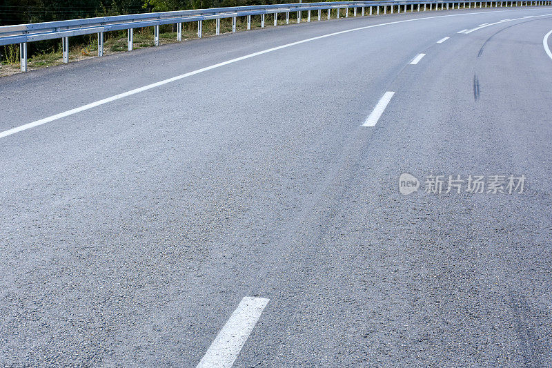 空旷的柏油路。空的高速公路