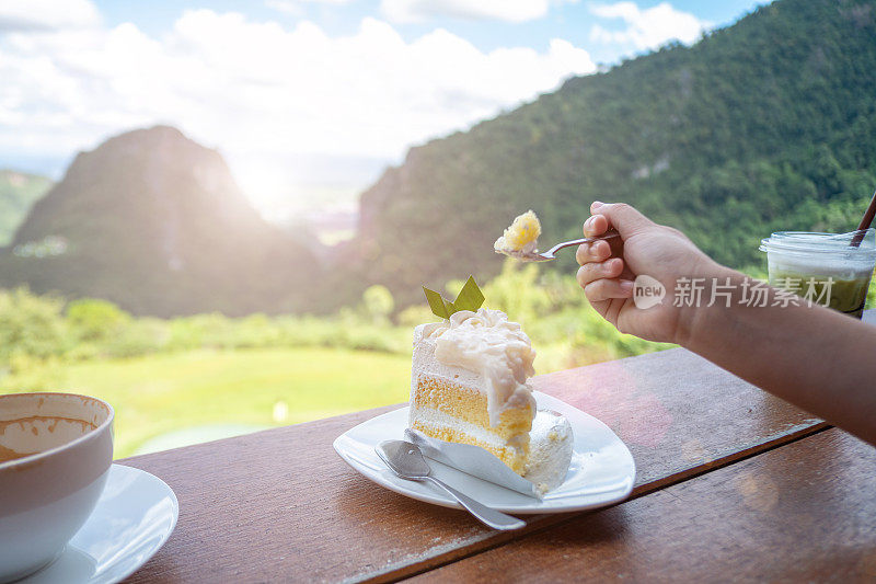 一块椰子黄油蛋糕