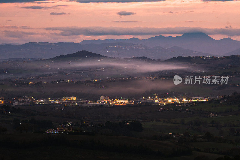 马尔凯日落时的风景