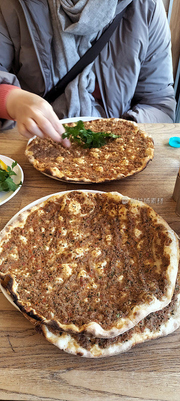 餐桌上食物的高角度视图