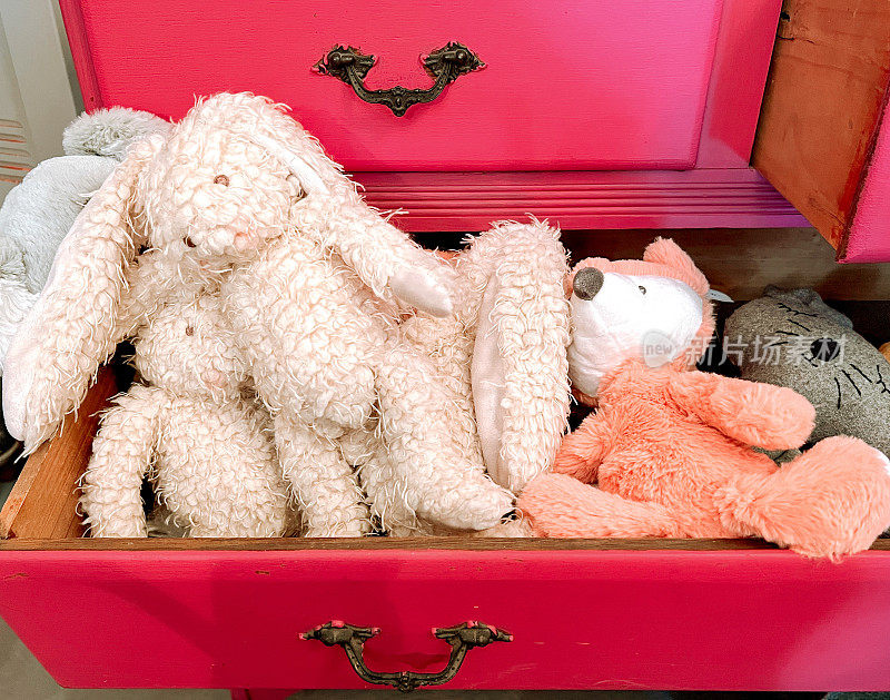 粉色梳妆台里的毛绒玩具