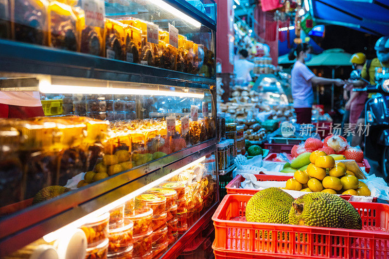 五彩缤纷的食品市场在胡志明市的夜晚