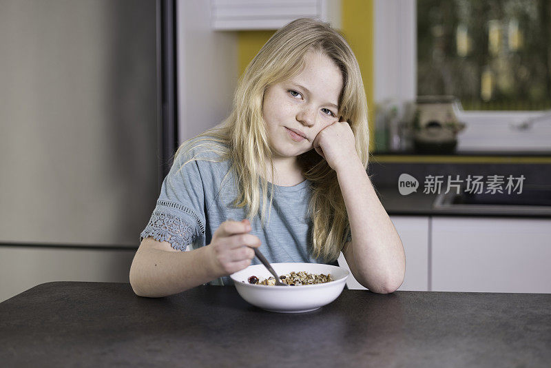 十岁的女孩早餐吃麦片