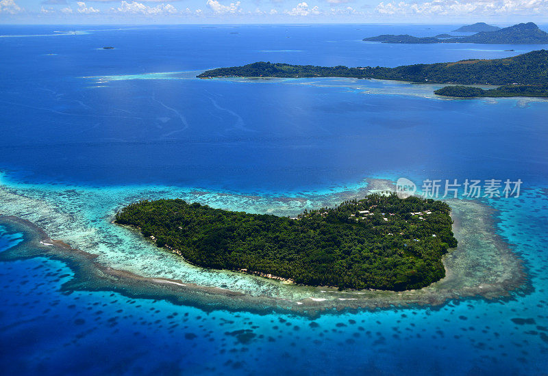 密克罗尼西亚楚克州的福诺岛，背景是威诺岛