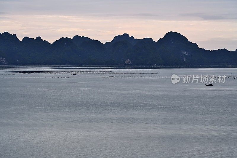 清晨的第一缕阳光照在下龙湾