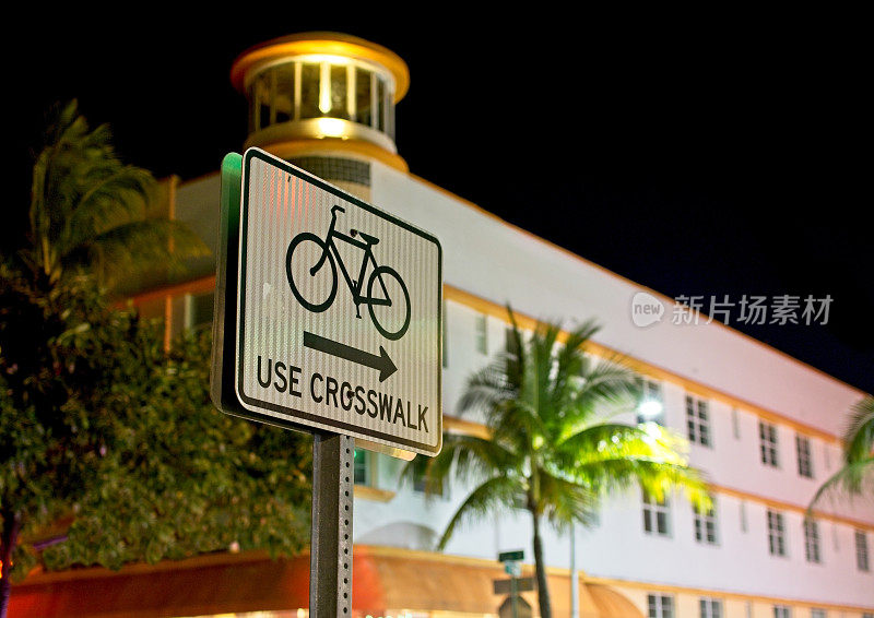 迈阿密海滩海洋大道沿线的自行车交通安全标志