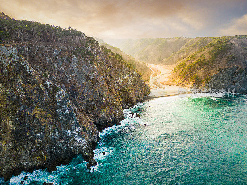 鸟瞰三陆海岸的岩石海岸线-岩手，北日本