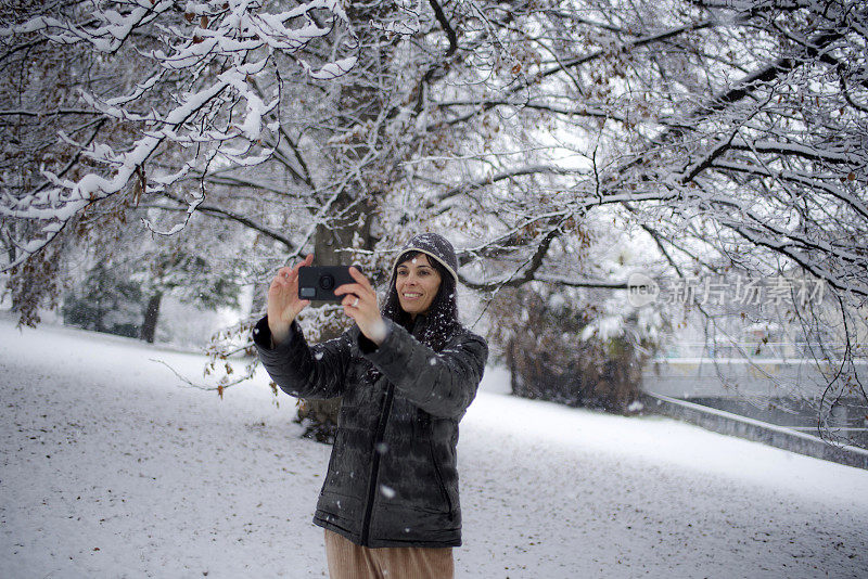 一名女子在雪地里自拍