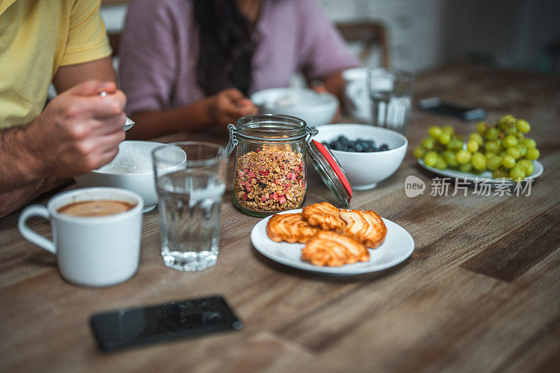 早餐时桌上有各种各样的食物