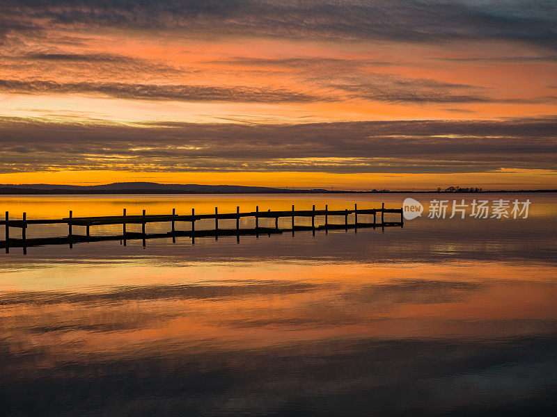 黄昏时分，湖上码头的剪影，壮丽的云景