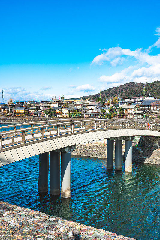 日本京都宇治河上的一座桥